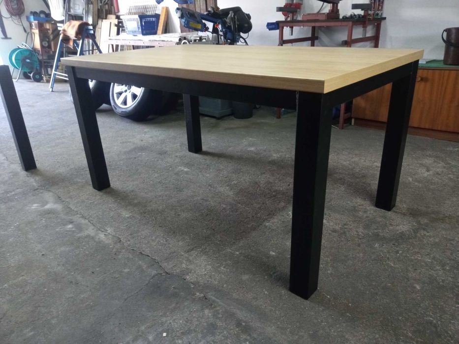 Stół na metalowych nogach