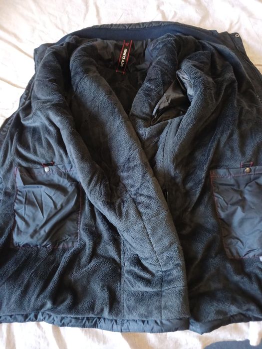 Продам 2зимние,одну осеннюю бу куртки не дорого