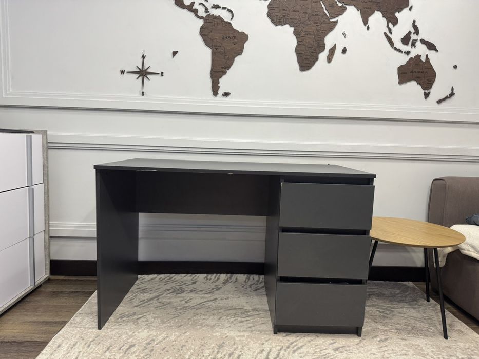 Письмовий стіл з 3 висувними ящиками справа