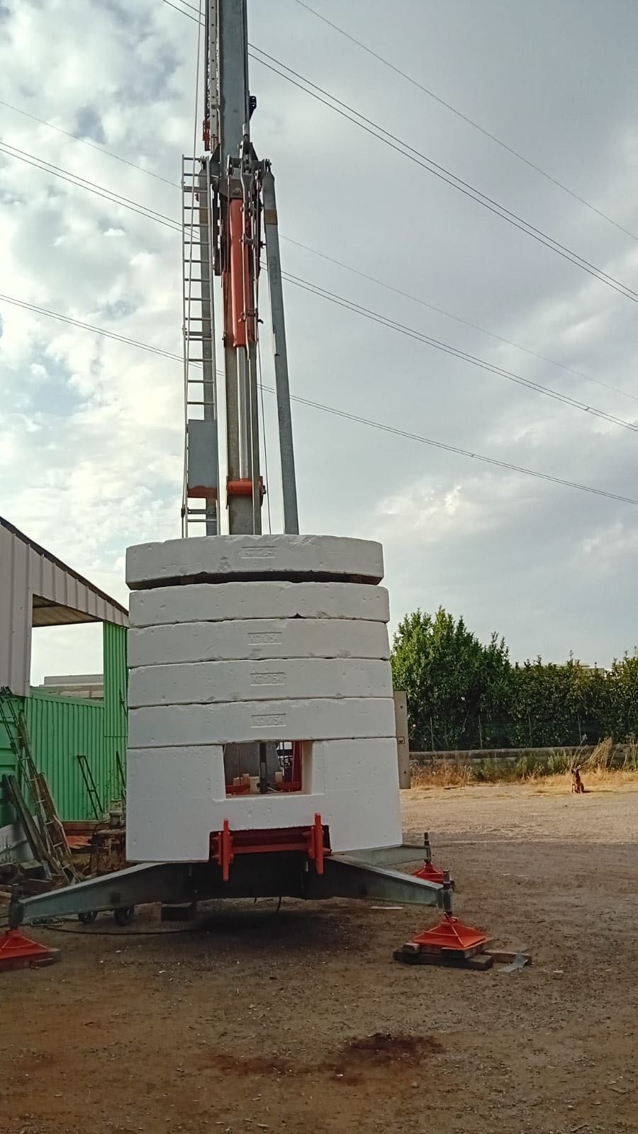 Grua hidráulica 27m lança 
Com eixos