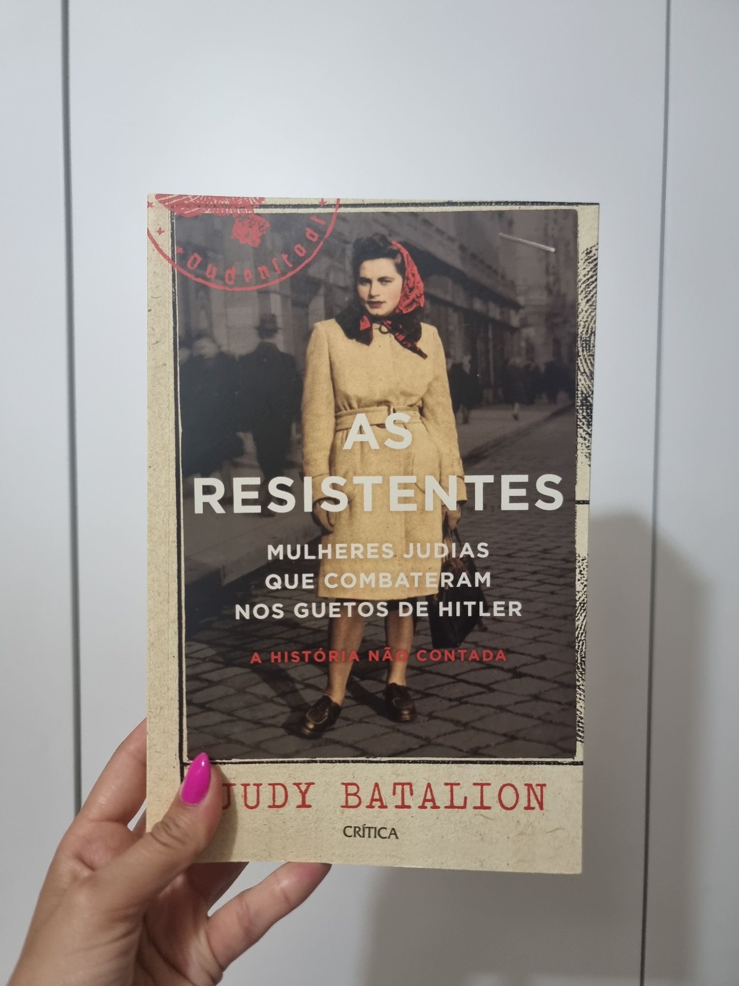 Vendo livro "As resistentes"