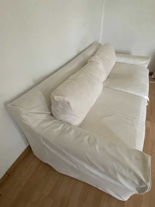 Espaçoso sofá branco de 3 lugares