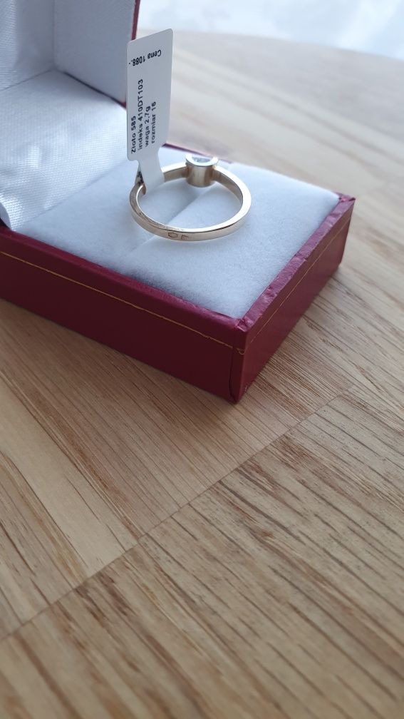 Idealny na zaręczyny złoty pierścionek 585 c