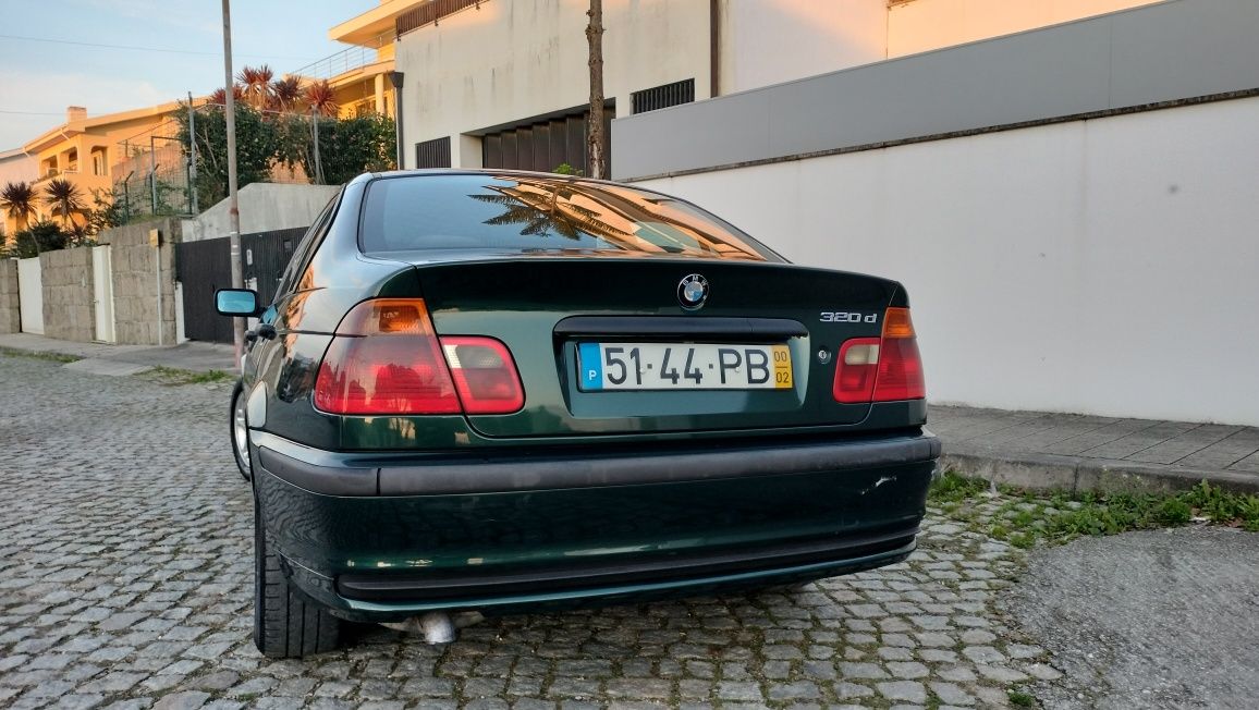 BMW 320D sedan em bom estado geral