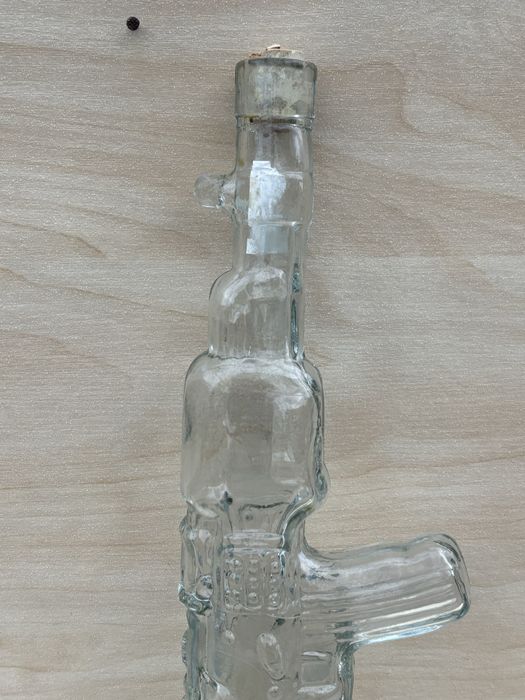 Пляшка у вигляді автомата