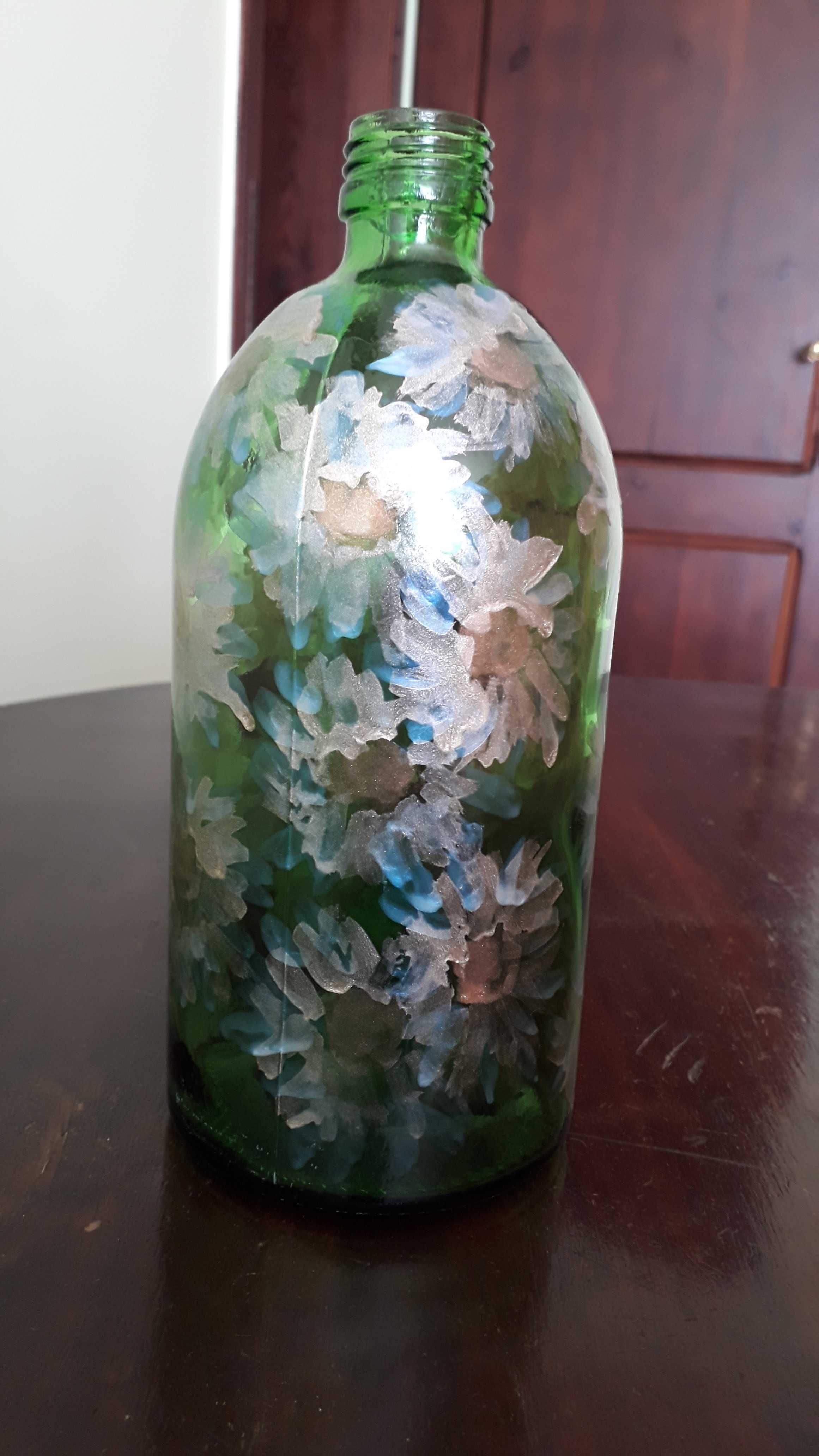 Zielona butelka ozdobna ręcznie malowana w kwiatowy wzór rękodzieło