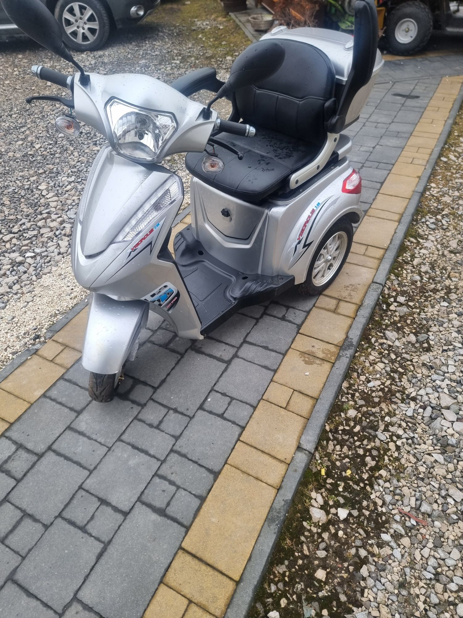 Skuter wozek elektryczny inwalidzki dla seniora trzykolowy vigorous  2