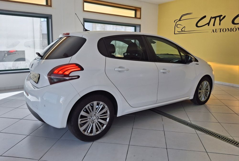 Peugeot 208 allure 1.5 Blue hdi Signature