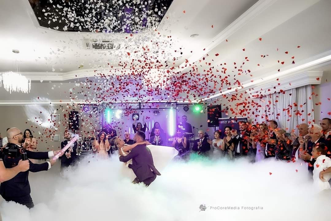 DJ & saksofonista Simon Vonsky  konferansjer, wodzirej