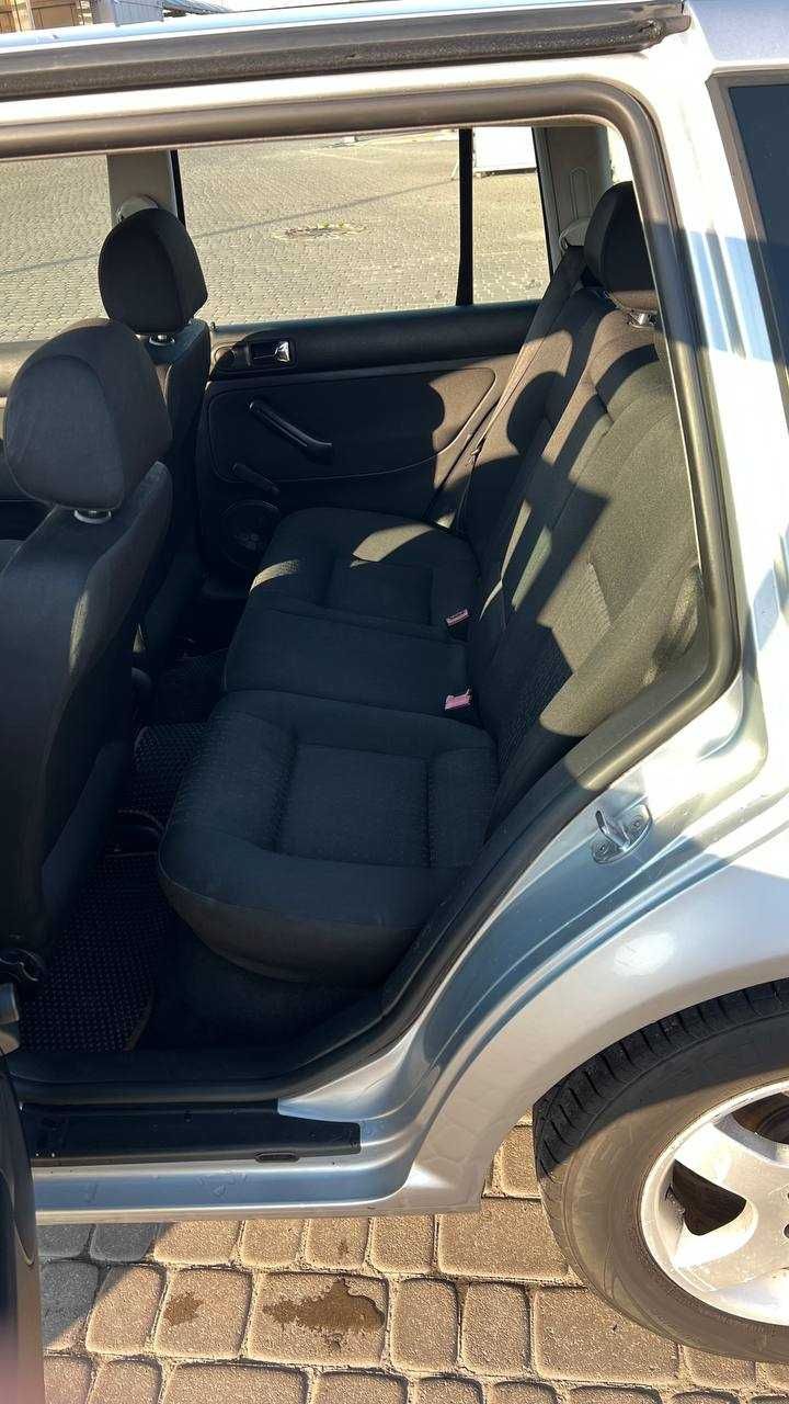 Автомобіль Volkswagen Golf Var. 1,6 Basic 77kw