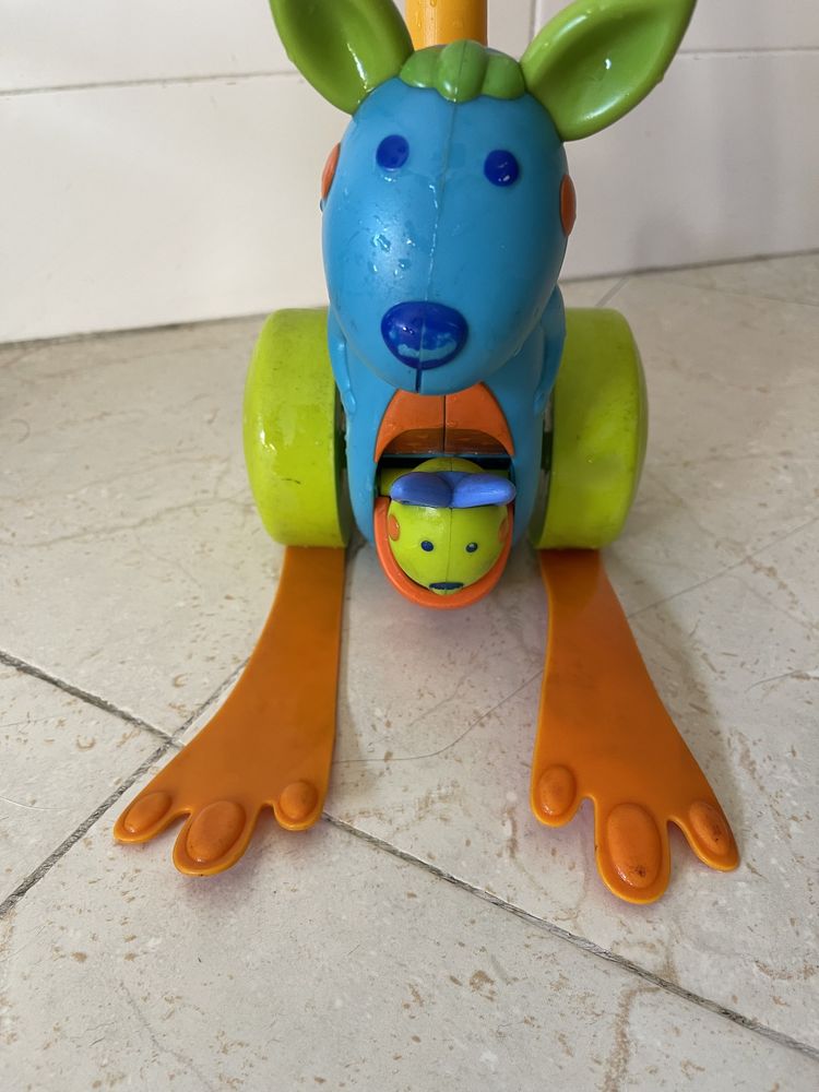 Brinquedo de empurrão criança