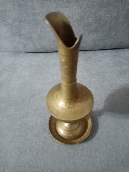 Mosiężny grawerowany wazon dzbanek