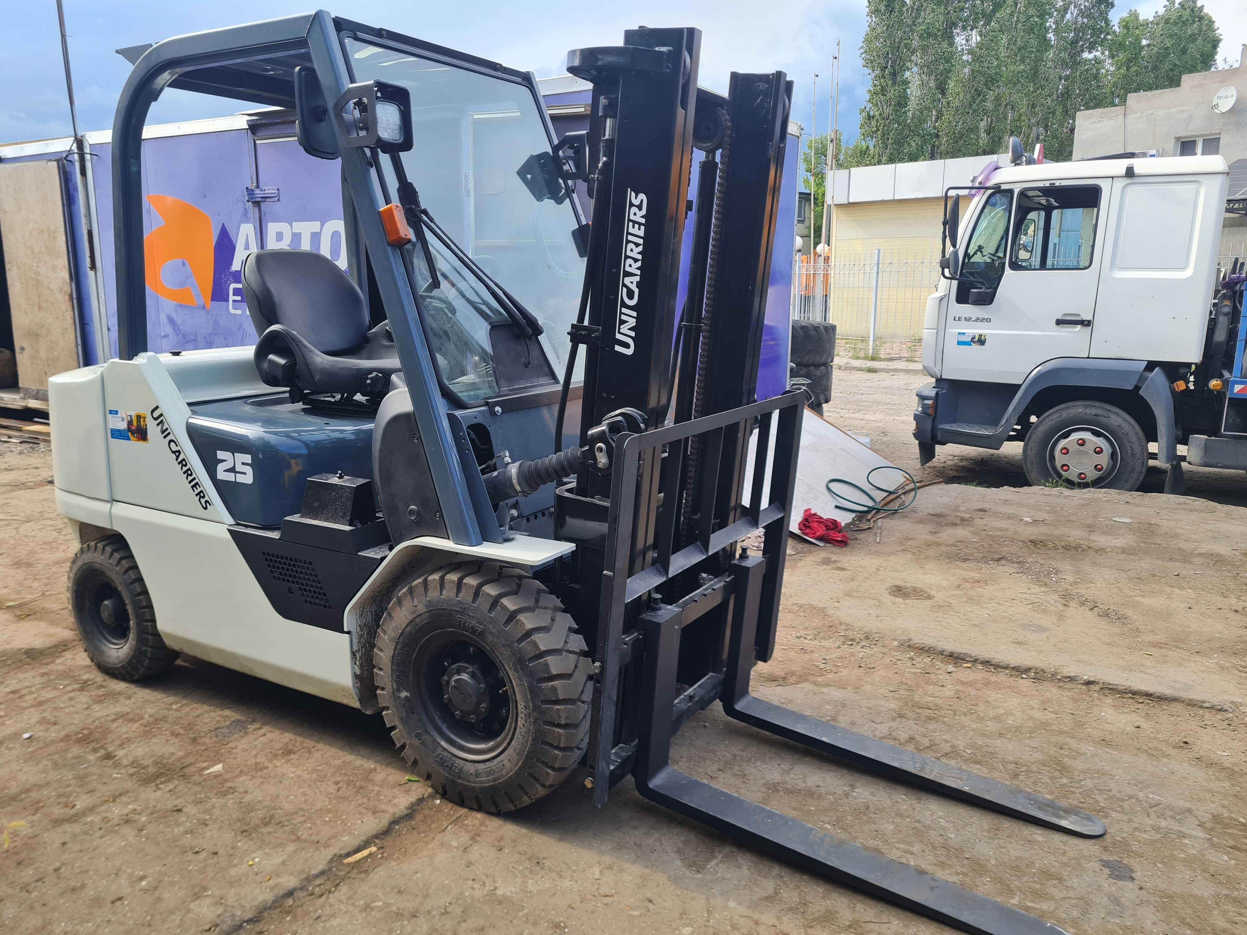 Навантажувач вилковий UNICARRIERS FD25T5