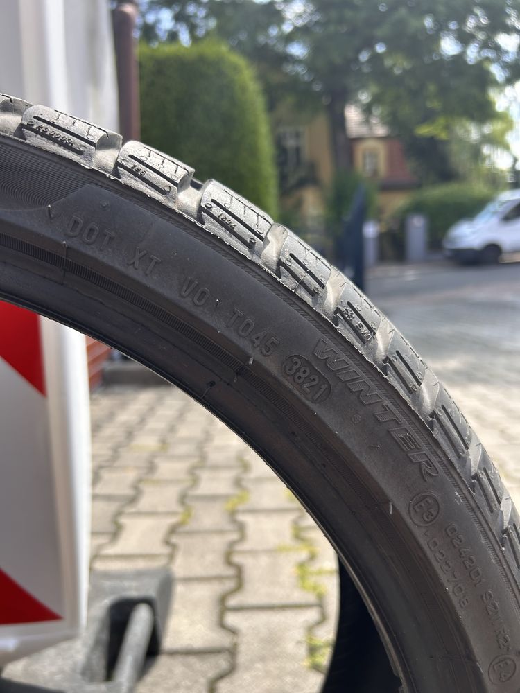 Dwie zimowe opony Pirelli Sottozero 3 (91V) - 235 x 35 x 19