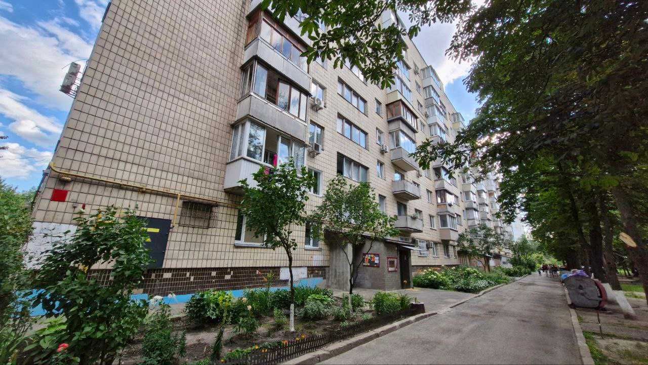 Продаж 2к біля метро 5 хв. Теремки вул.Глушкова 32. Вільна.