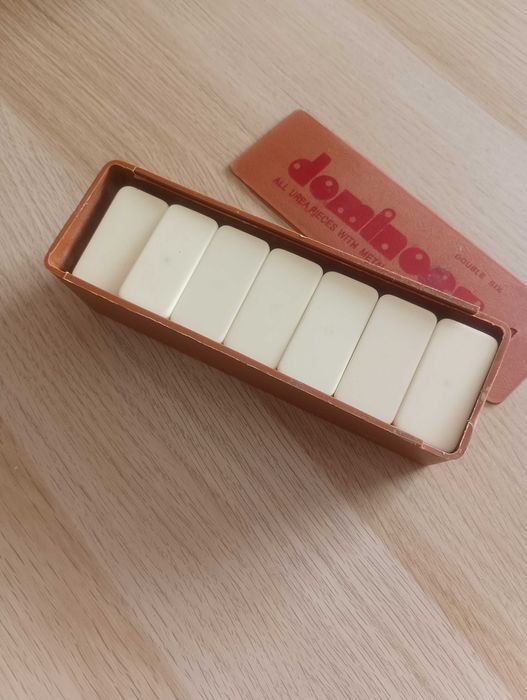 Jogo de Dominós com Caixa