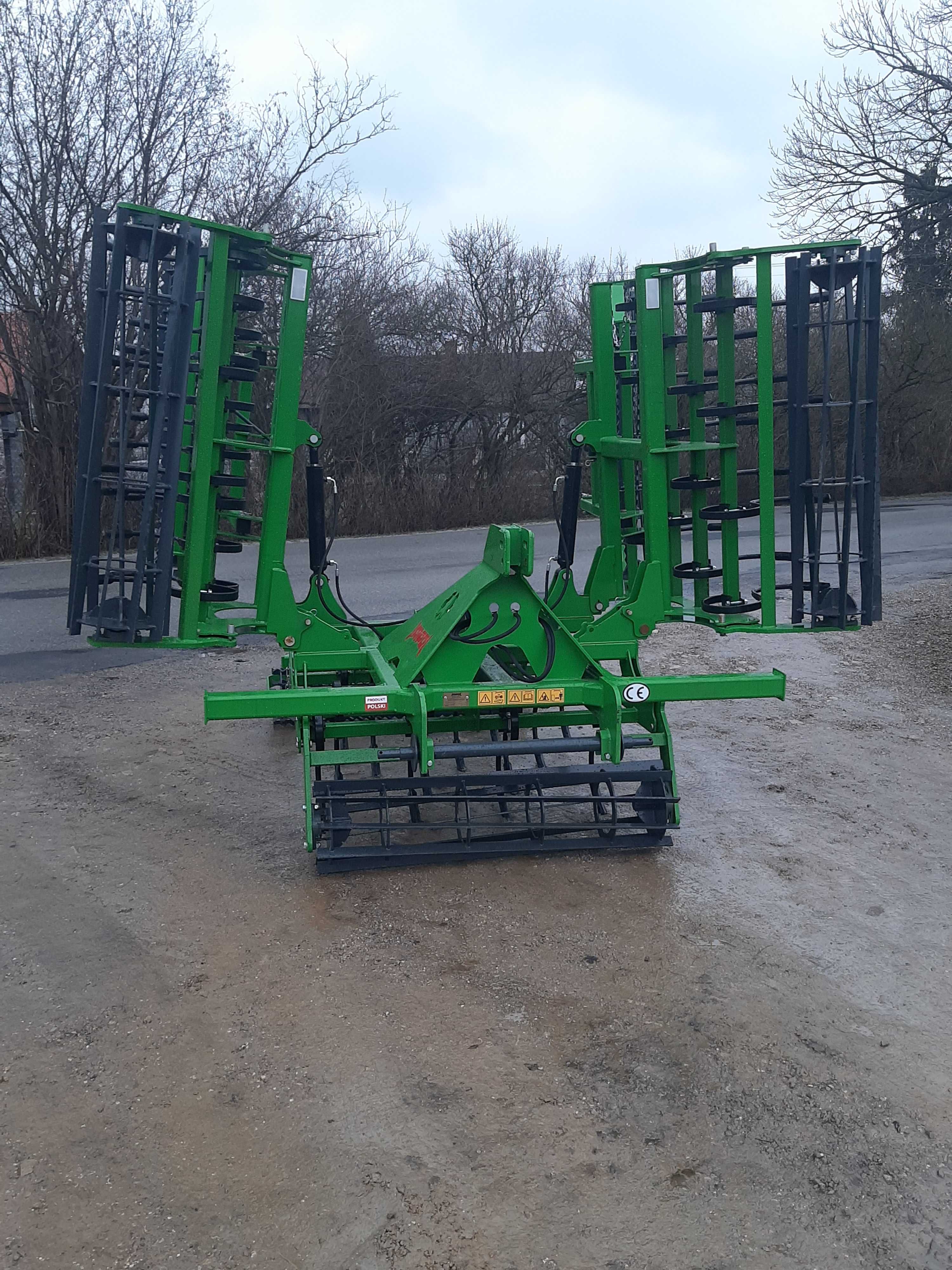 agregat uprawowo przedsiewny/4 rzędy zębów składany hydraulicznie