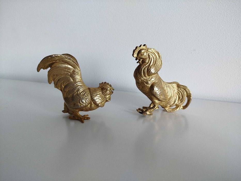 walka kogutów, Mosiężne, złote figurki