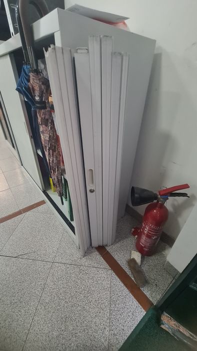 Armário com Portas de Persiana