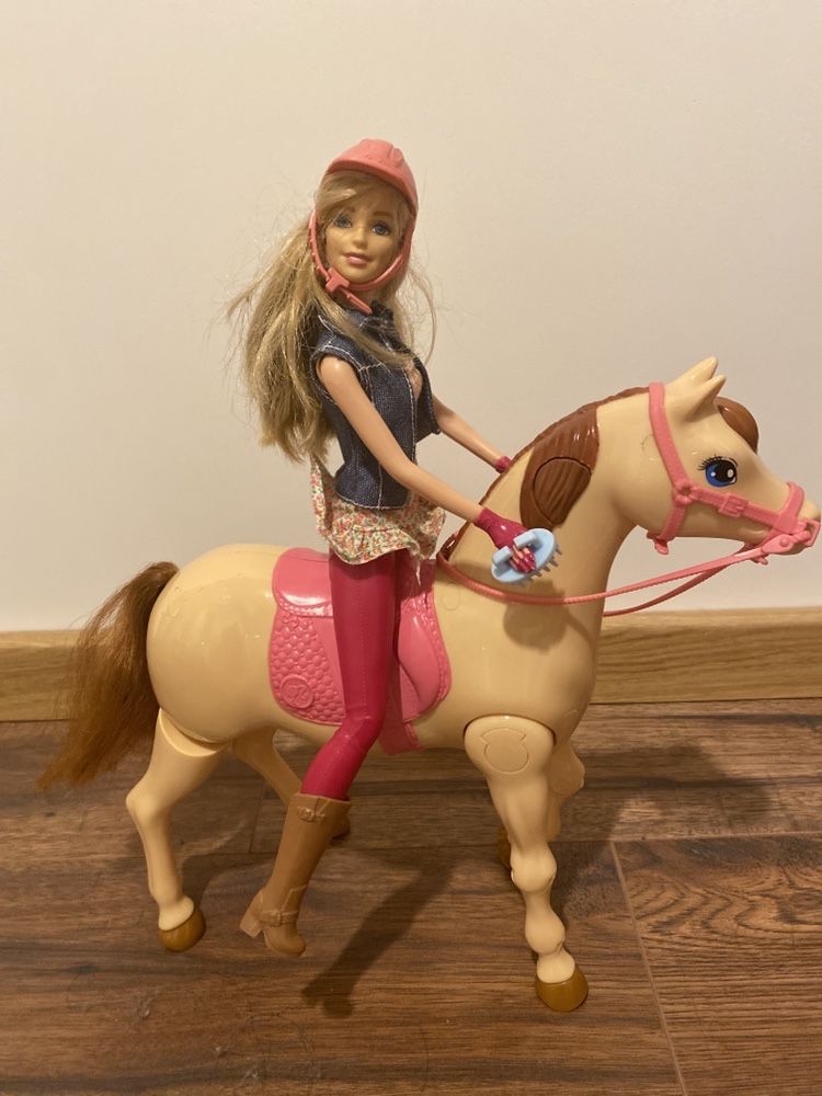 Barbie lalka koń Tawny CMP27 dżokejka chodzący konik firmy Mattel