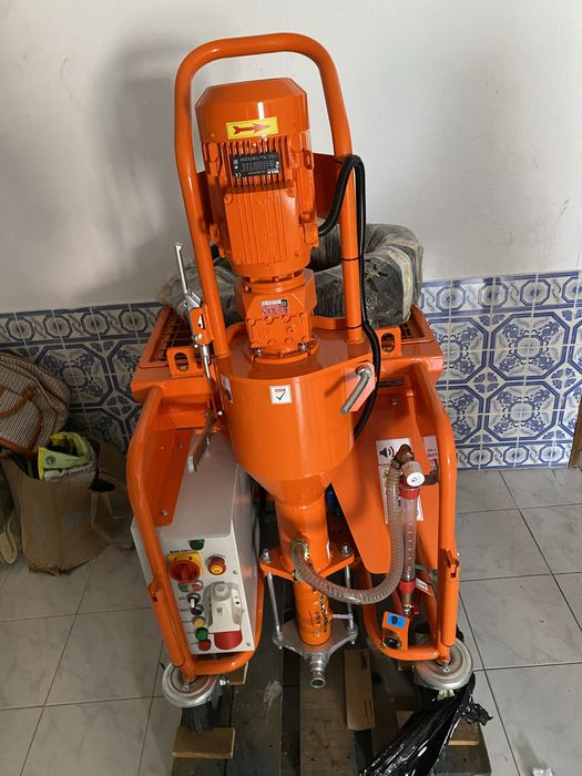 Alugamos máquina de estuque (reboco projetado)  40€Dia