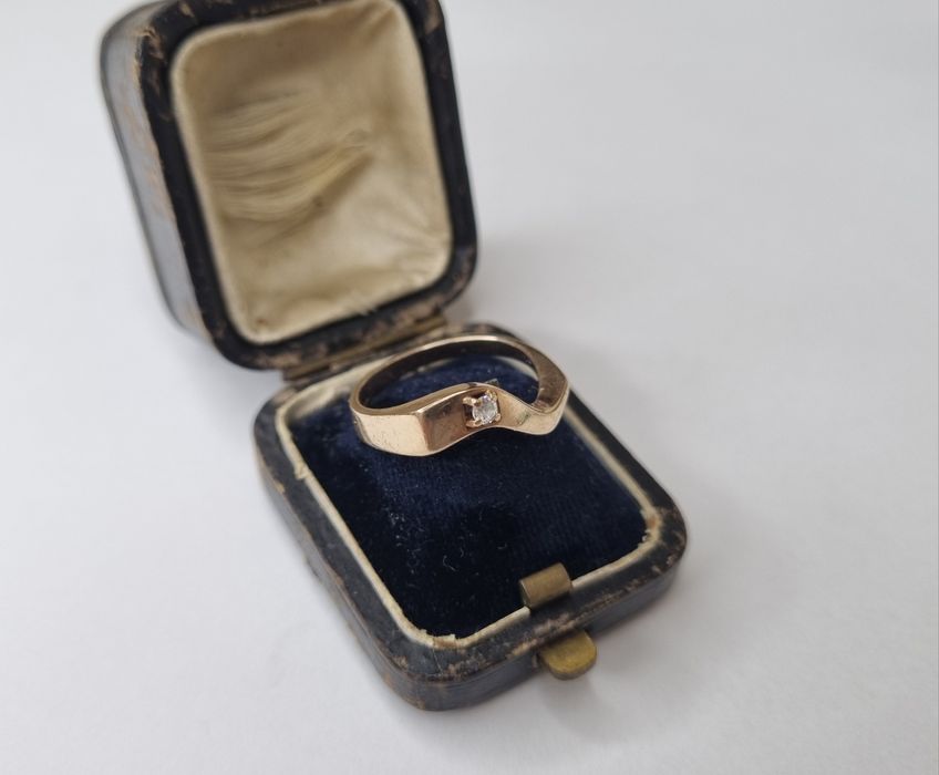 Asymetryczny złoty pierścionek z cyrkonią złoto 333