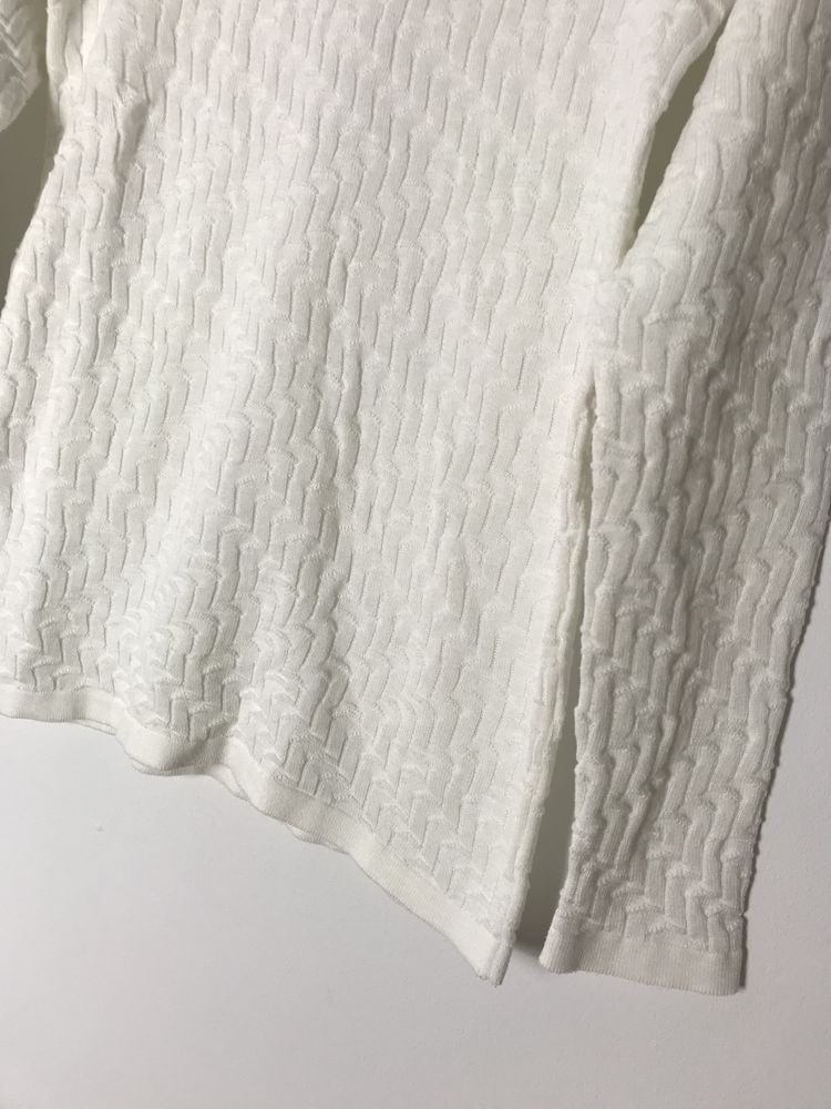 Biały klasyczny sweter, bluzka z długim rękawem ozdobny splot Reserved