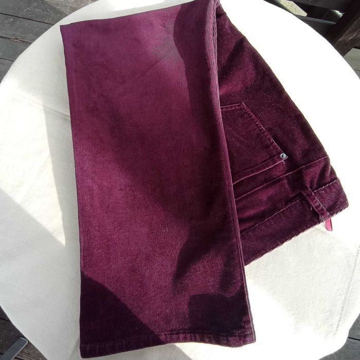 Spodnie sztruksowe damskie w kolorze bakłażana. Rozm.16