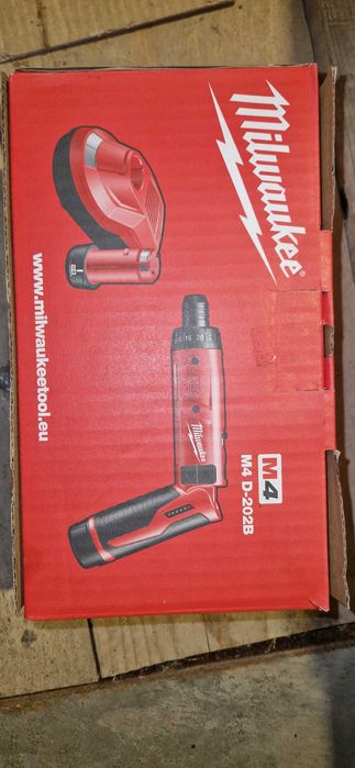 Milwaukee M4 wkretak akumulatorowy