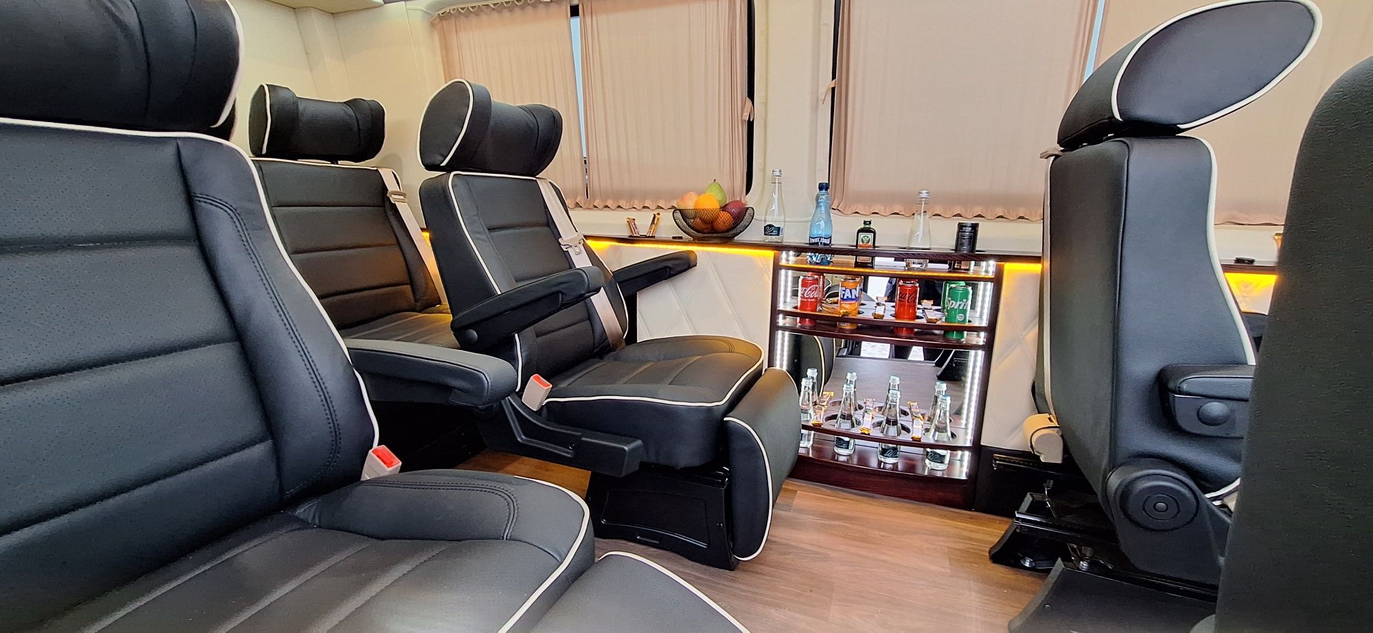 wynajem busów dla 8 lub 17 pasażerów przewóz osób bus vip warszawa