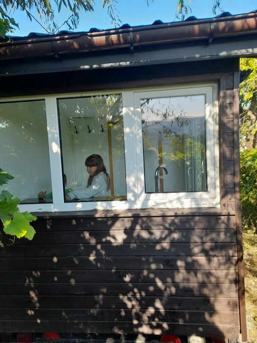 Kiosk na działalność na kółkach z tablicami ubezbieczeniem