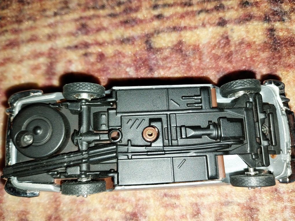 Aston Martin DD5 model samochodu Jamesa Bonda