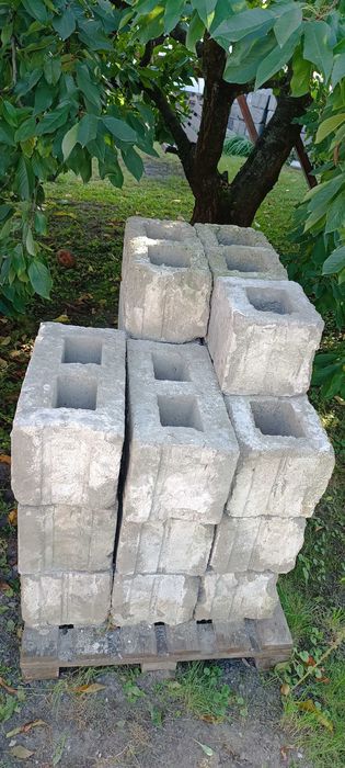 Pustaki używane.