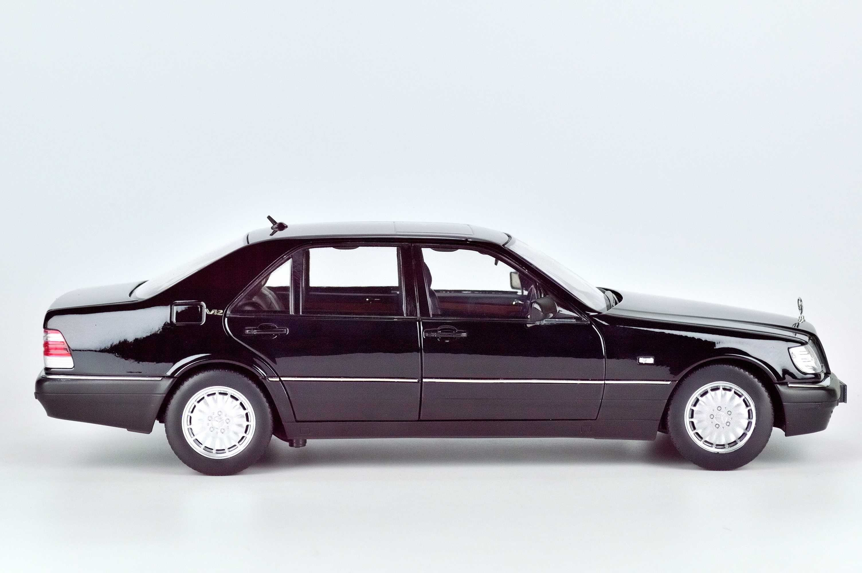 Модель 1:18 Mercedes S600 W140 Black