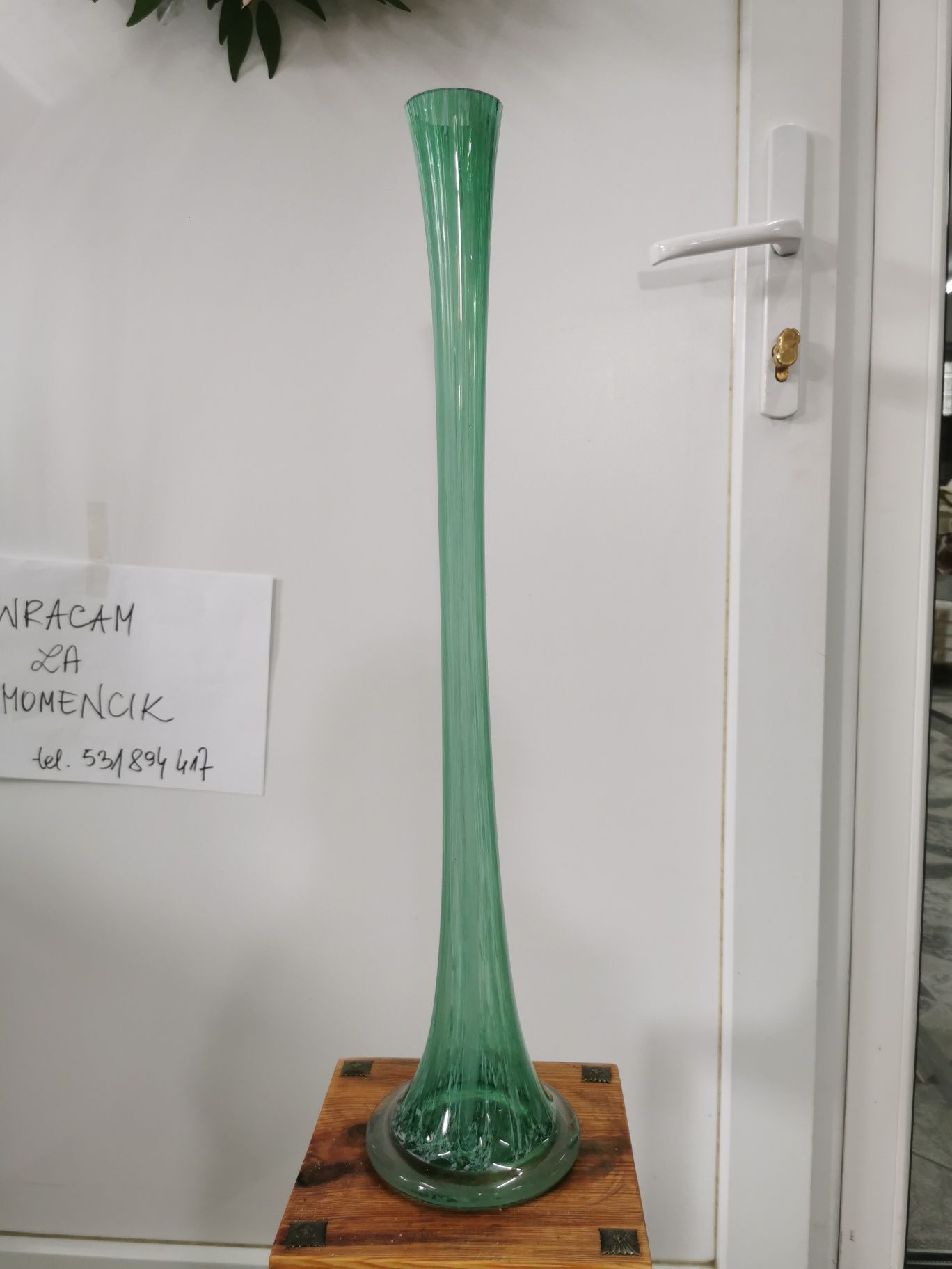 Wysoki zielony wazon