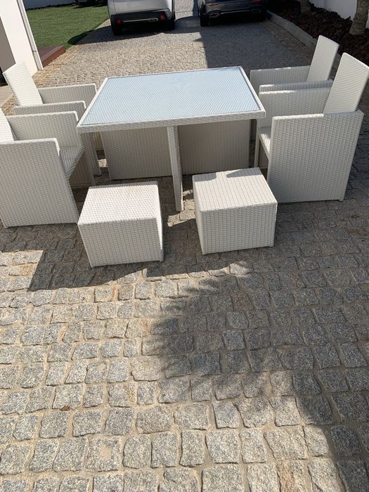 Conjunto de mesa e cadeiras de jardim