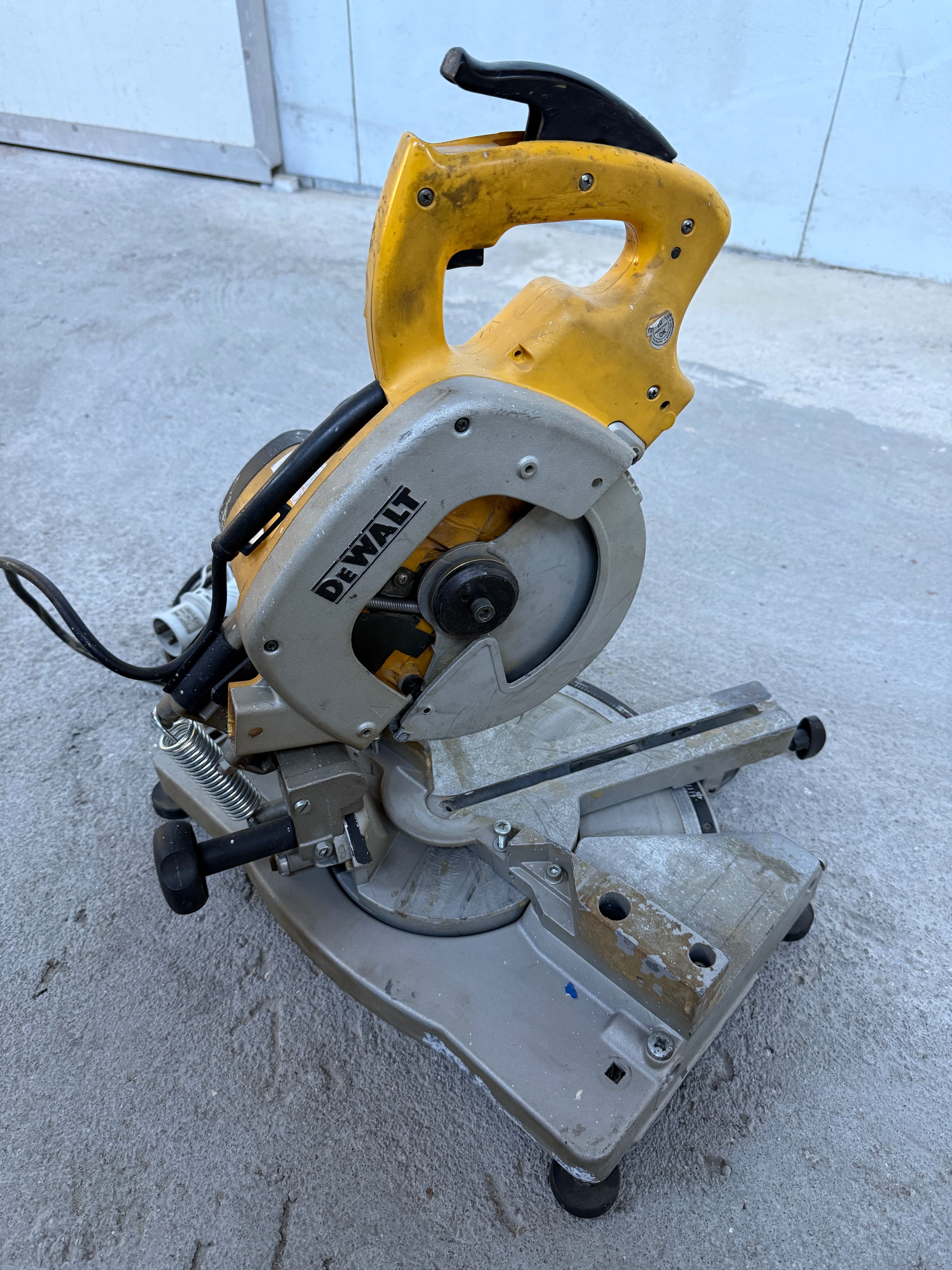 SERRA DE ESQUADRIA MARCA DEWALT DW 700