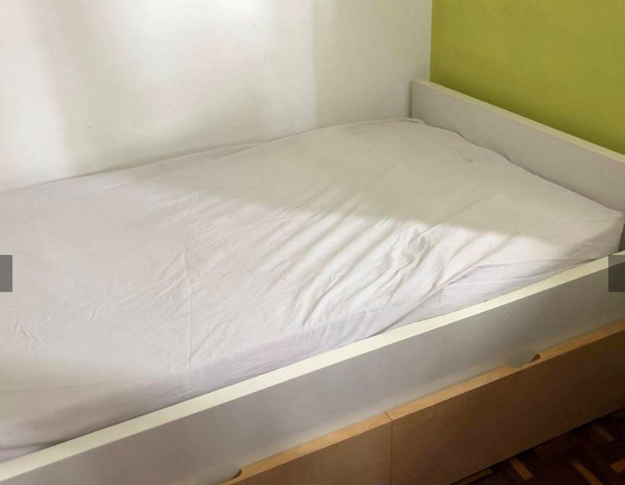 Cama individual com colchão e estrado