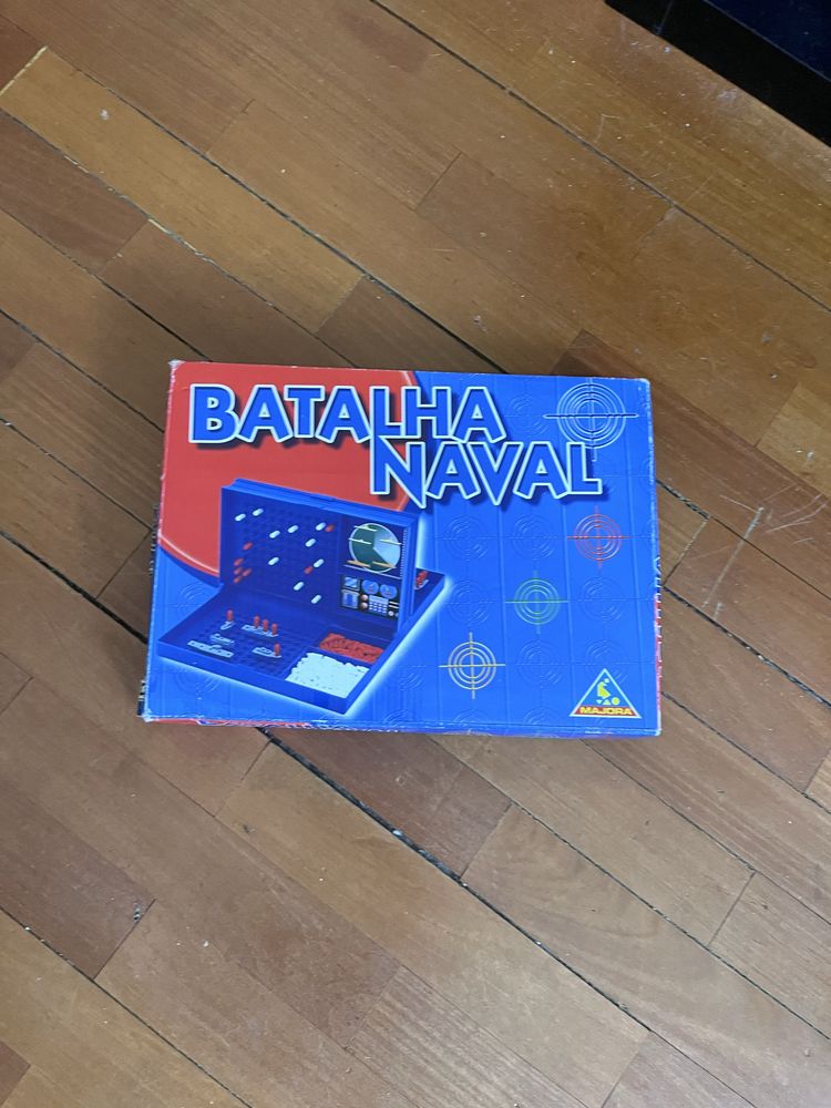 Jogos de tabuleiro e quit de de magia. 8€ por cada