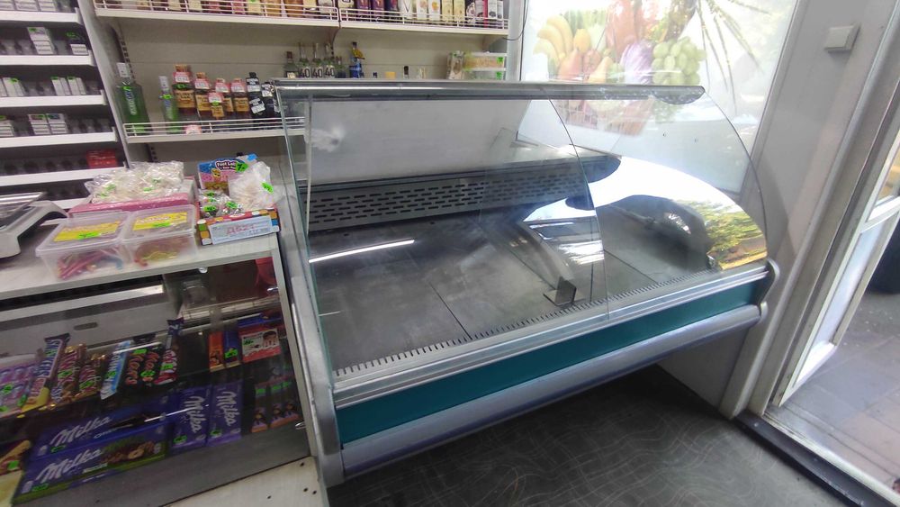 продам холодильную витрину