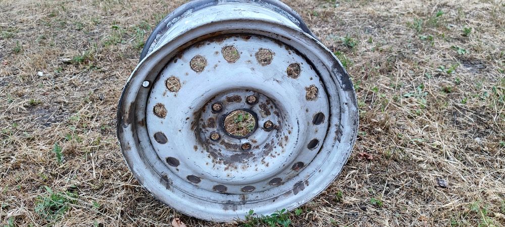 Шины с дисками на Волгу