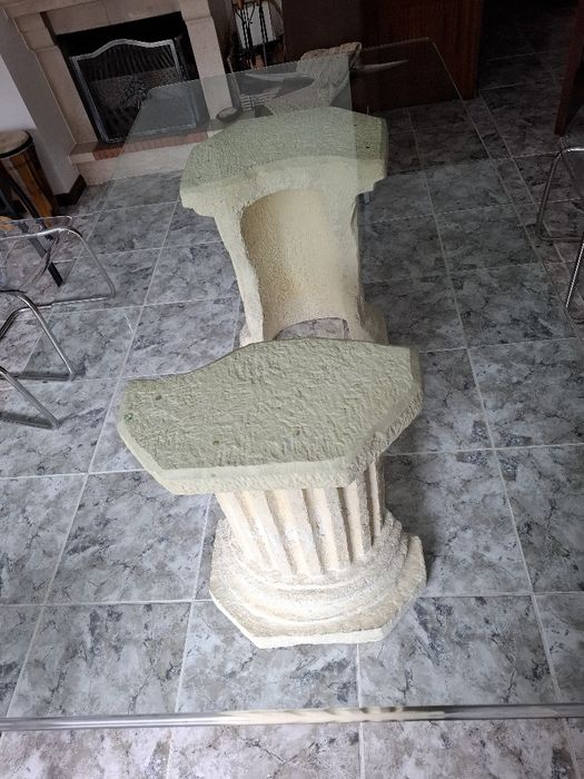 Mesa de vidro com pes em msrmore