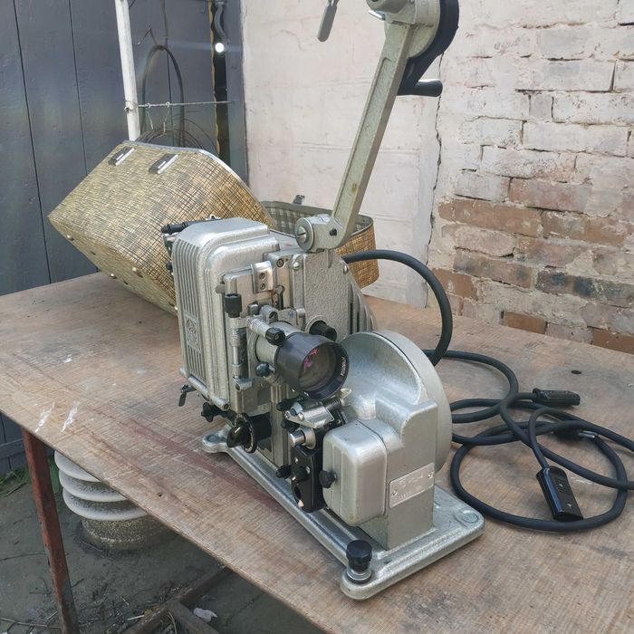 Продам кинопроектор