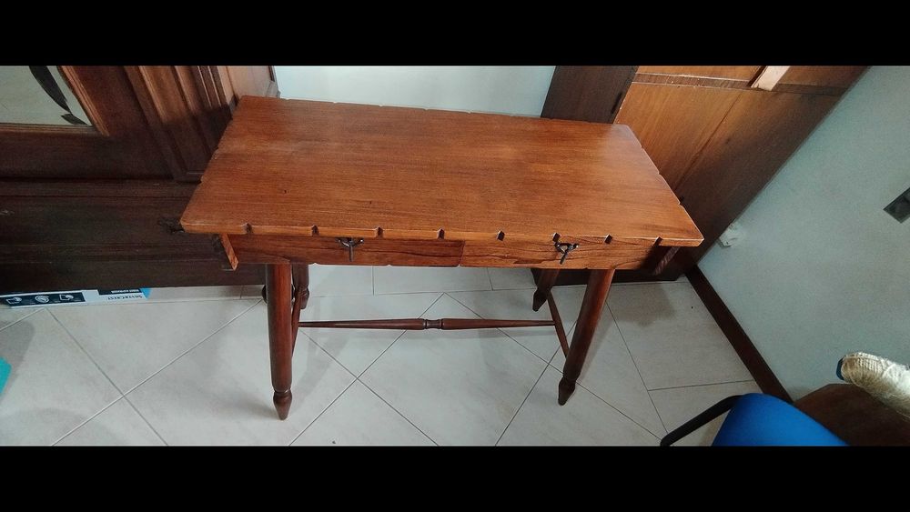 Mesinha anos 70. Peça numerada.