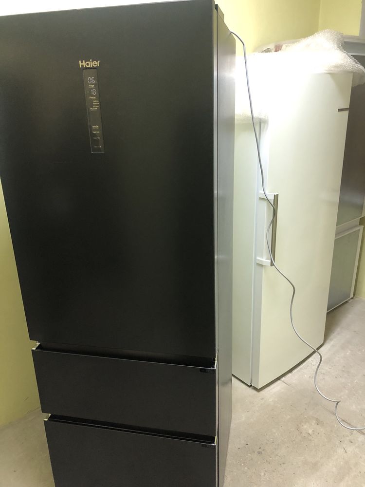 Холодильник Haier графітового кольору HTR5719ENPT