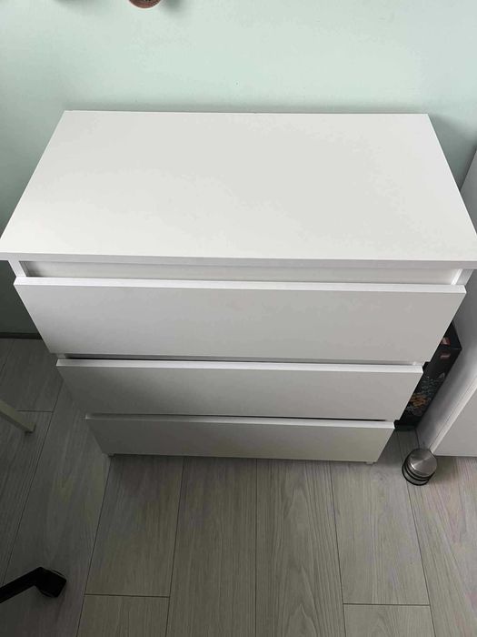 Mała biała komoda z szufladami