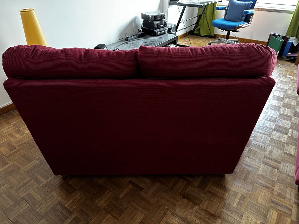 Par de sofas em veludo bordeaux