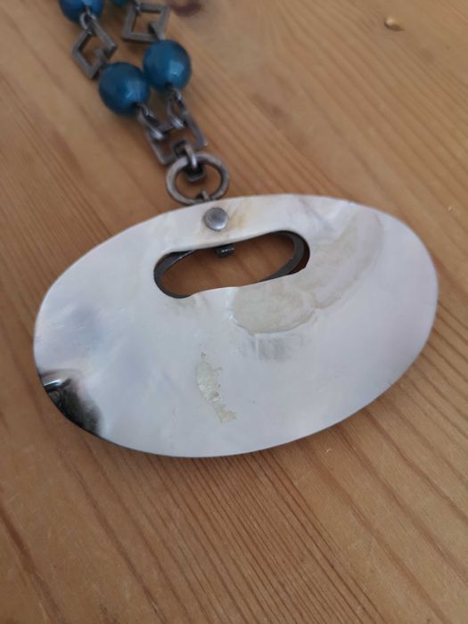 Colar curto com contas azuis e pendente