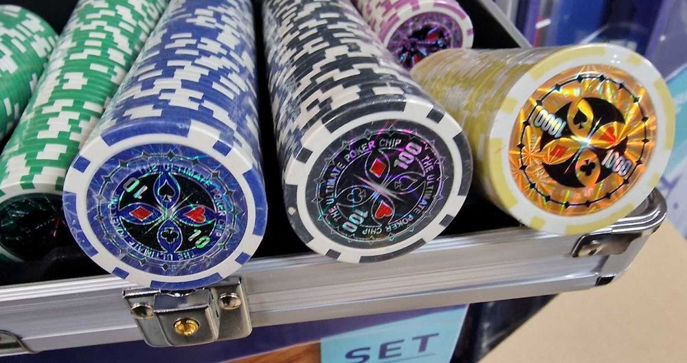 Подарунковий набір покер на 500 фишок, кості та дві колоди у кейсі
