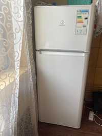 Продам двухкамерный холодильник Indesit